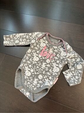 Noppies long sleeve Gray Baby Bodysuit with Pink Trim